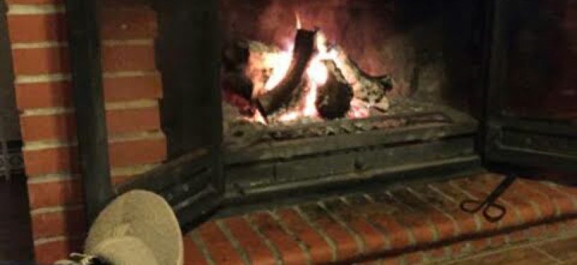 pies junto a chimenea