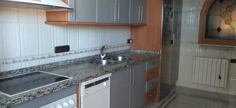 cocina, mobiliario, pica, nevera y horno