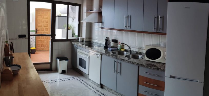 cocina, mobiliario, pica, nevera y horno
