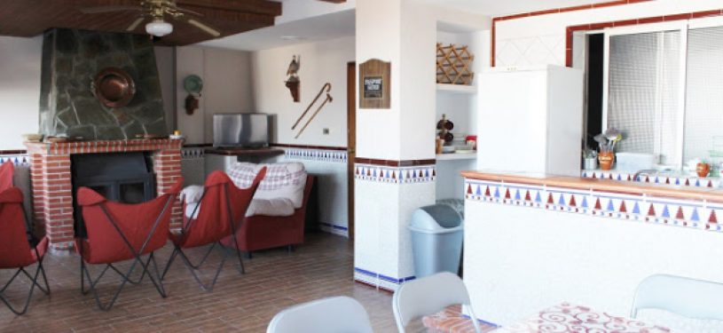 comedor, techo de vigas, chimenea al fondo