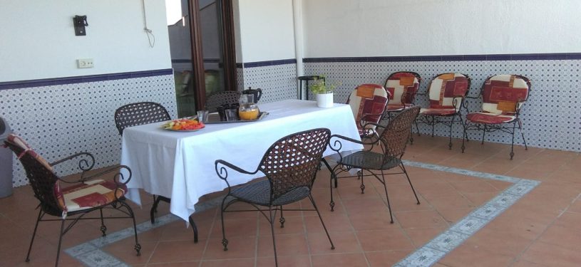 terraza exterior con mesas