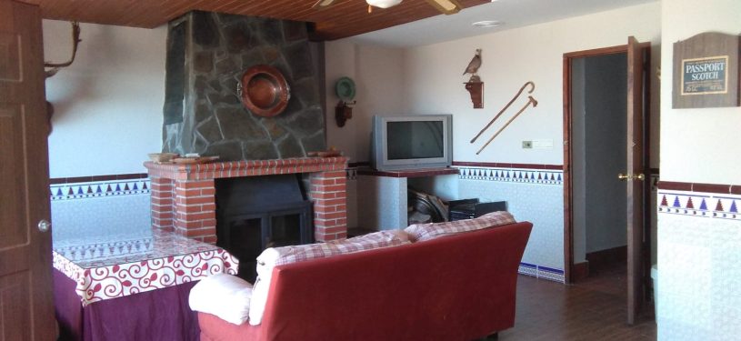 comedor, techo de vigas, chimenea al fondo