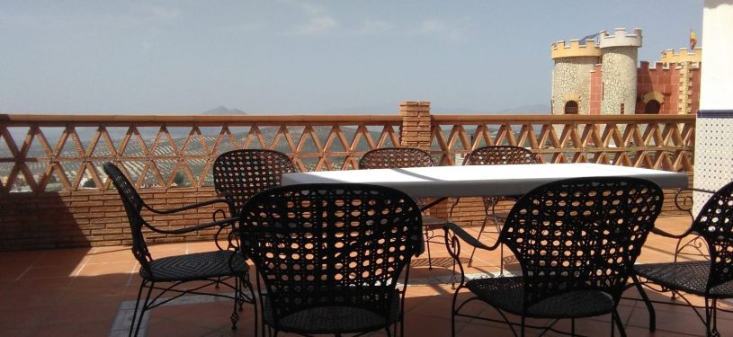 terraza exterior con mesas y vistas a la sierra