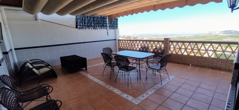 terraza exterior con mesas y vistas a la sierra